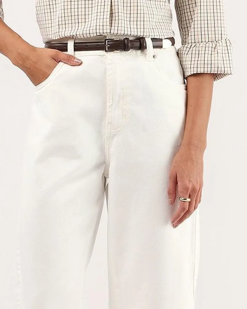 Detalhe do cós, passantes e bolso frontal da calça Branco